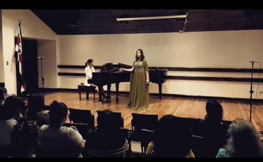 ESL grabando un recital de graduación en locación