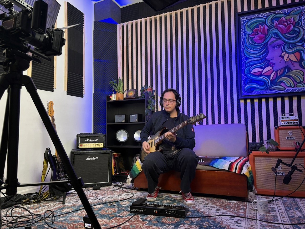 Sala de grabación de ESL con tratamiento acústico y equipo